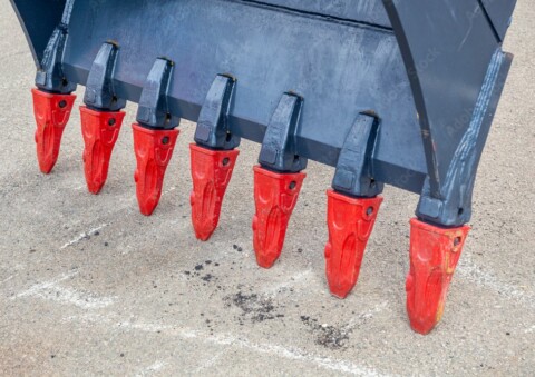 Zbliżenie na zęby łyżki koparki.