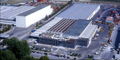 Widok z lotu ptaka na kompleks przemysłowy ITR z dużymi budynkami magazynowymi i halami produkcyjnymi.