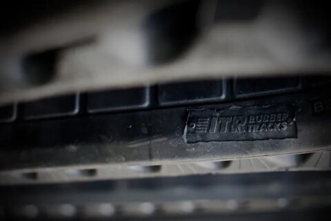 Zdjęcie przedstawia zbliżenie na gumową gąsienicę z napisem 'ITR Rubber Tracks'.