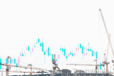 Obraz przedstawiający żurawie budowlane na placu budowy z nałożonymi wykresami giełdowymi w kolorach niebieskim i fioletowym.