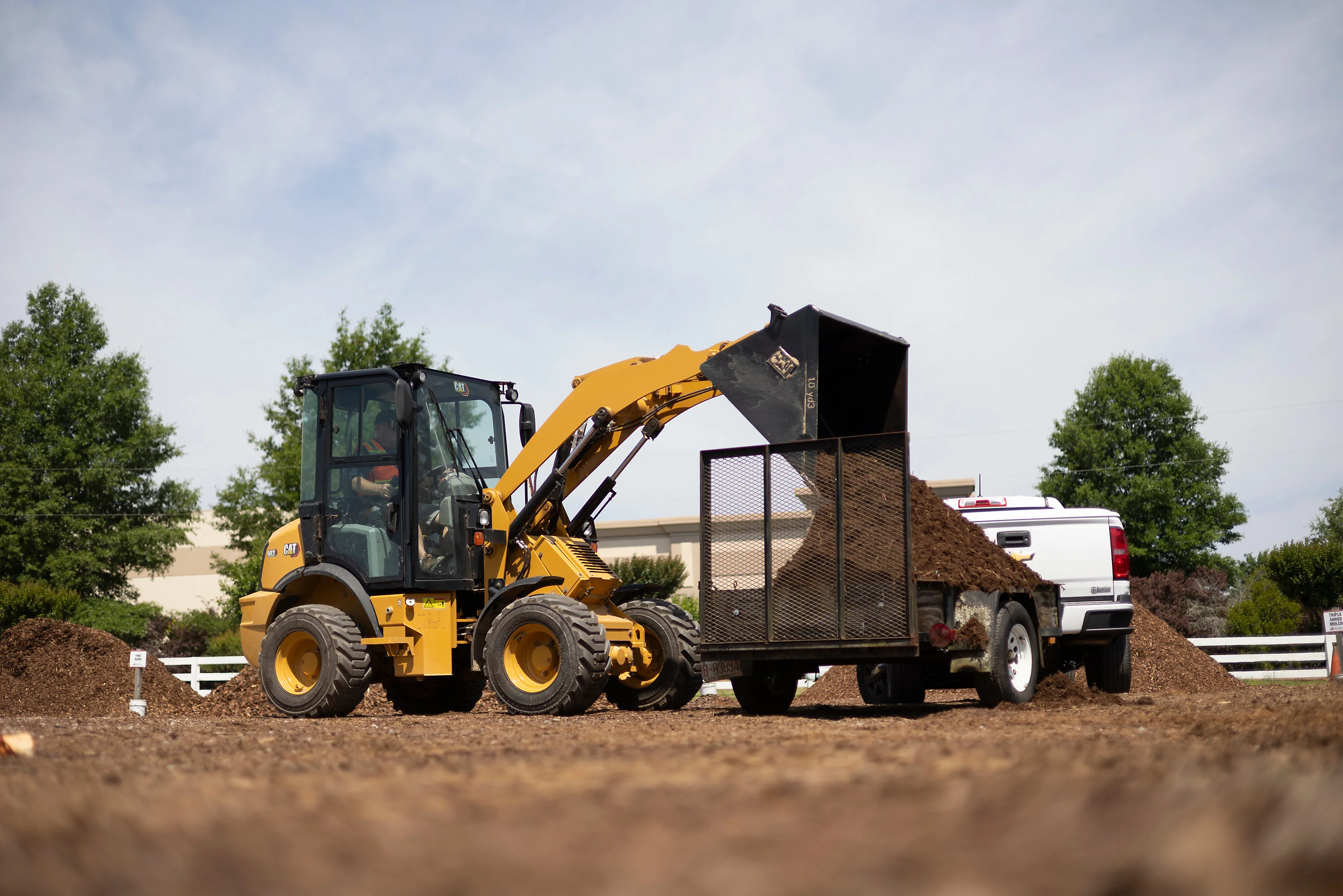 Caterpillar 903 – kompaktowa ładowarka kołowa