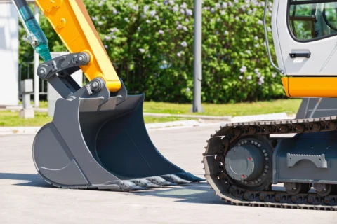 Wymiana lemieszy do łyżek w maszynach budowlanych