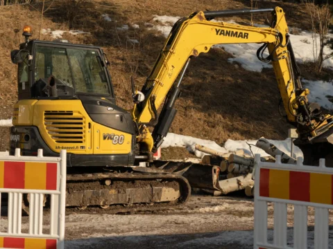 minikoparka Yanmar vio80 na placu budowy