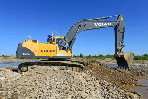 Koparka gąsienicowa Volvo EC240BLC podczas pracy na żwirowisku