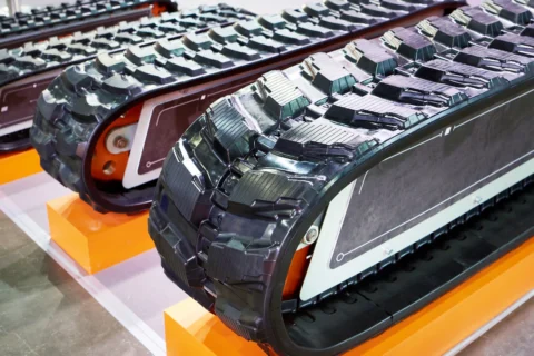 Gąsienice gumowe do minikoparki – widok bieżnika i wkładek metalowych