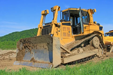 Spycharka gąsienicowa Liebherr z lemieszem czołowym podczas robót ziemnych w terenie