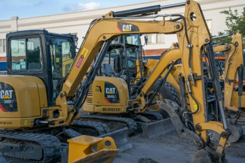 Minikoparka Caterpillar CAT 308E2 CR z podwoziem gąsienicowym ustawiona na placu budowy