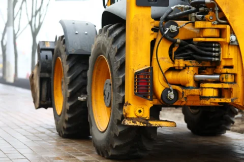 Maszyna budowlana JCB z widocznymi oponami i układem jezdnym