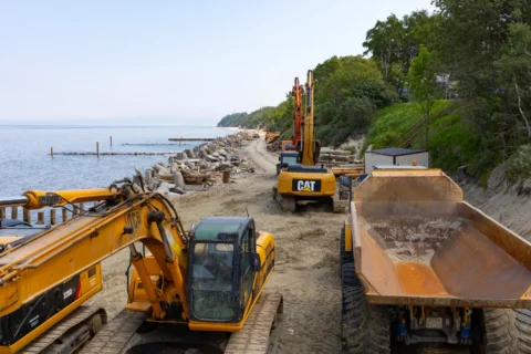 koparka gąsienicowa i maszyny budowlane podczas robót ziemnych na placu budowy