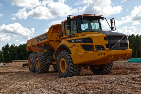 Wozidło przegubowe Volvo A40G transportujące ziemię na placu budowy