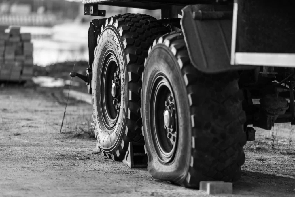 Koła maszyny z zablokowanymi oponami podczas przygotowania do montażu