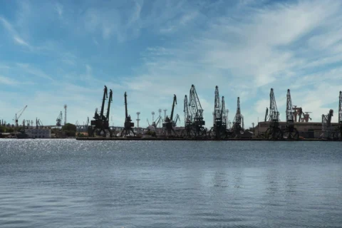 Port przemysłowy z dźwigami i infrastrukturą przeładunkową